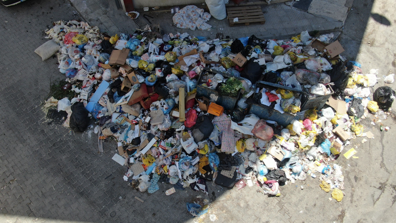 Maaşını alamayan işçiler eylemde, çöpler yerde