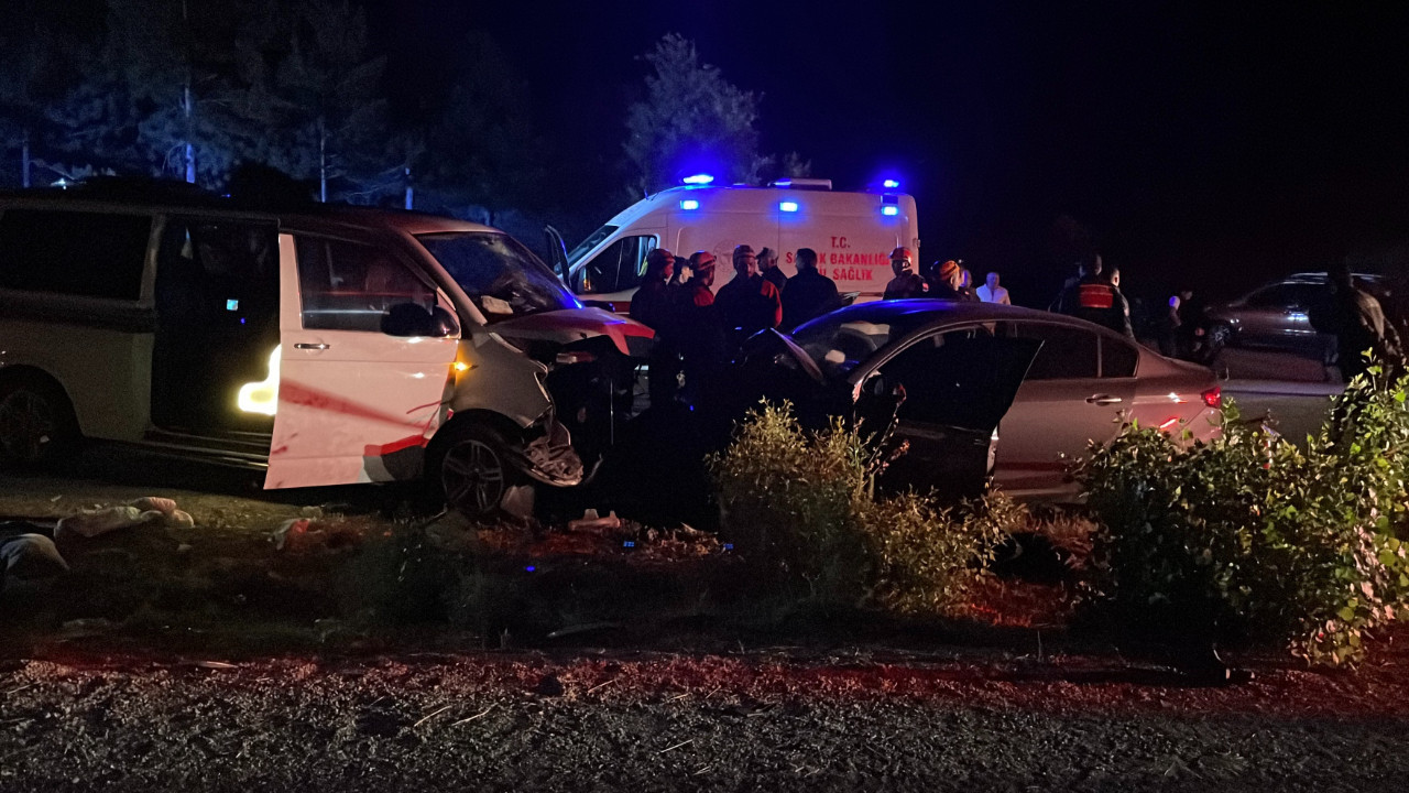 Ters şeride giren minibüs otomobille çarpıştı: 1 ölü, 8 yaralı