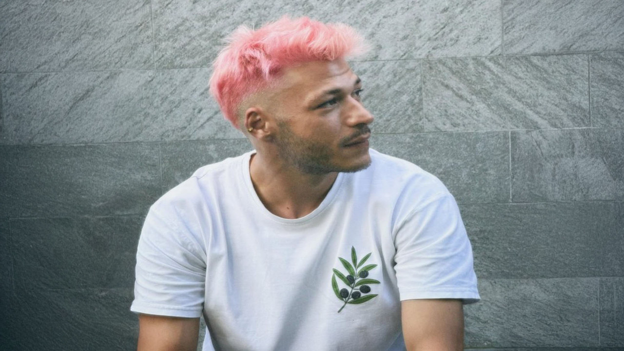 Saçlarıyla gündem olmuştu: Kubilay Aka pembe saçlarından vazgeçti