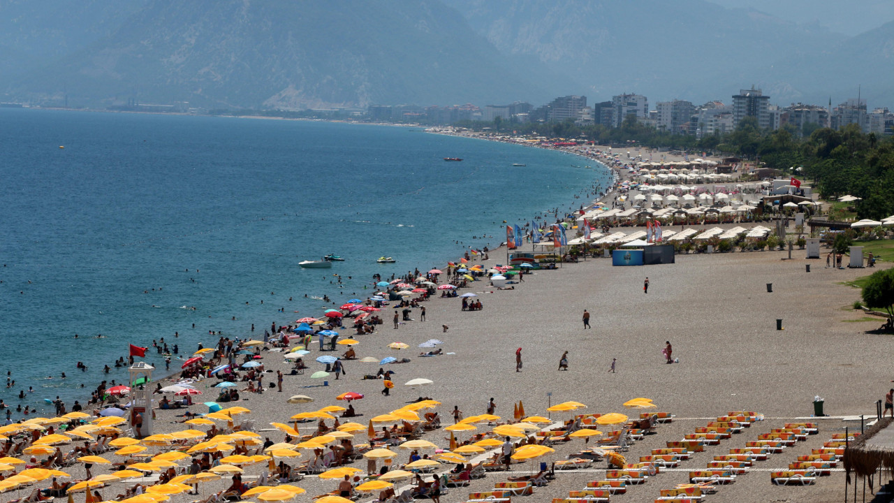 Termometreler 43 dereceyi gösterdi: Sahillere akın ettiler