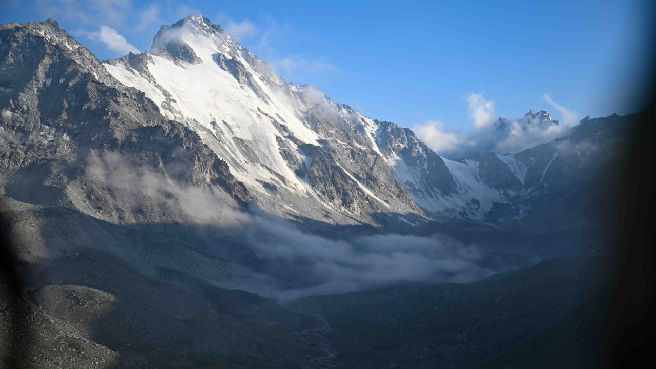 Dağ gölü taştı, yüzlerce kişi tahliye edildi