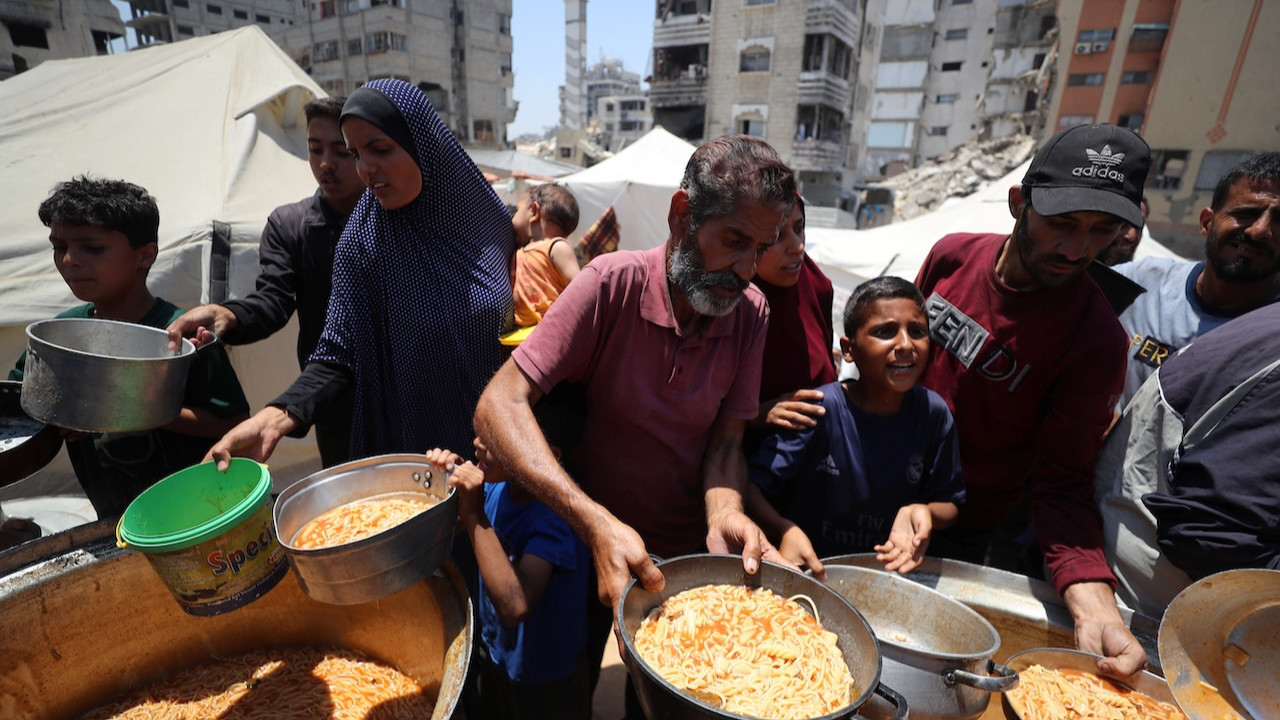 Yüzlerce kişi yiyecek bulmaya çalışırken katledildi