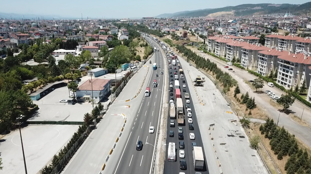 TEM'de feci kaza: Trafik kilitlendi