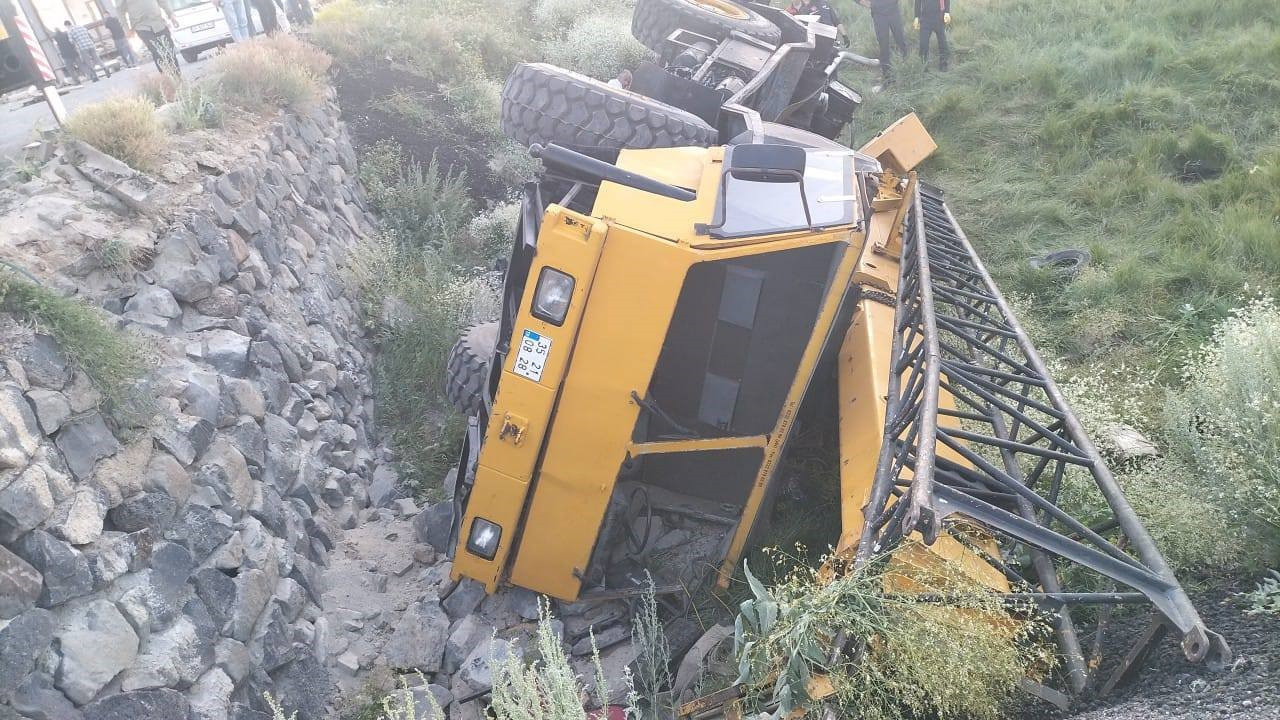 Devrilen vinçten kaçmaya çalışırken öldü