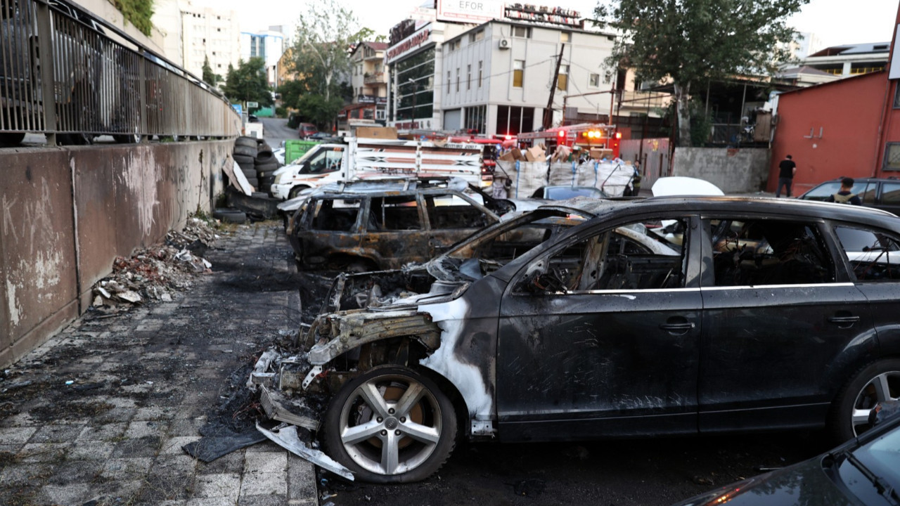 Park halindeki otomobiller küle döndü