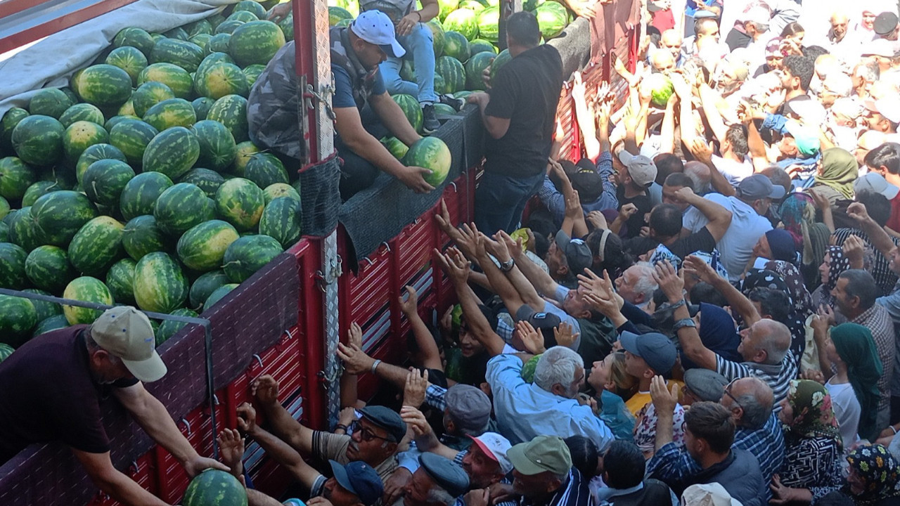 Ücretsiz dağıtılan 26 ton karpuz 45 dakikada bitti
