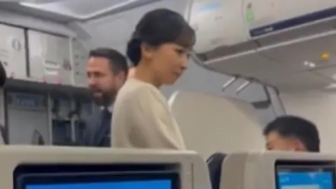 Ekonomi sınıfında bir prenses: Uyuduğu anlar viral oldu