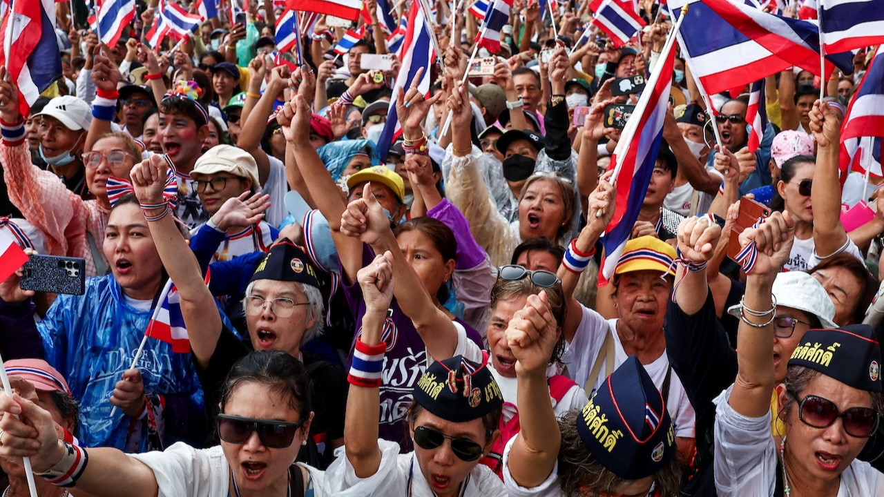 Tayland'da binlerce insan sokağa indi