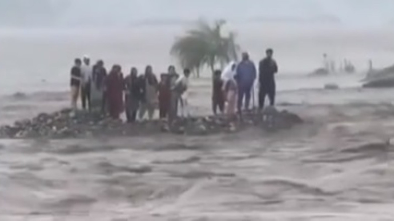 13 kişilik aile kalabalığın gözleri önünde sele kapılıp can verdi