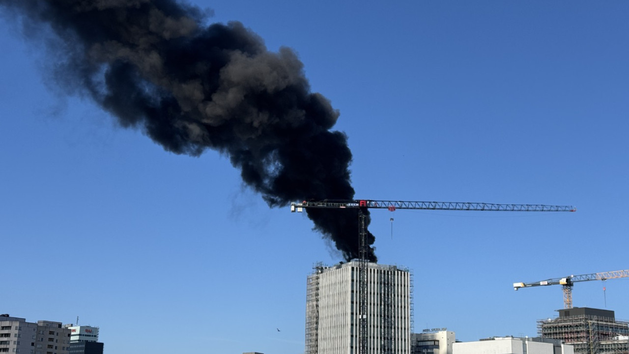 Almanya'da korkutan yangın: Şiddetli üç patlama duyuldu