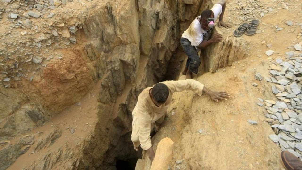 Altın madeni çöktü: 11 ölü