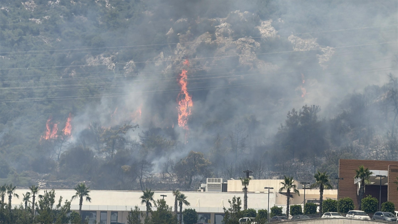 Bodrum'da yangın: Ekipler trafiğe takıldı