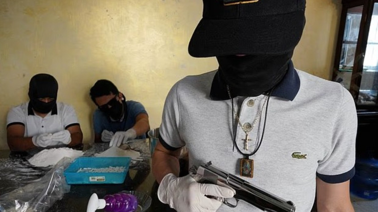 Kartel savaşı: Kafalarını kesip köprüye astılar