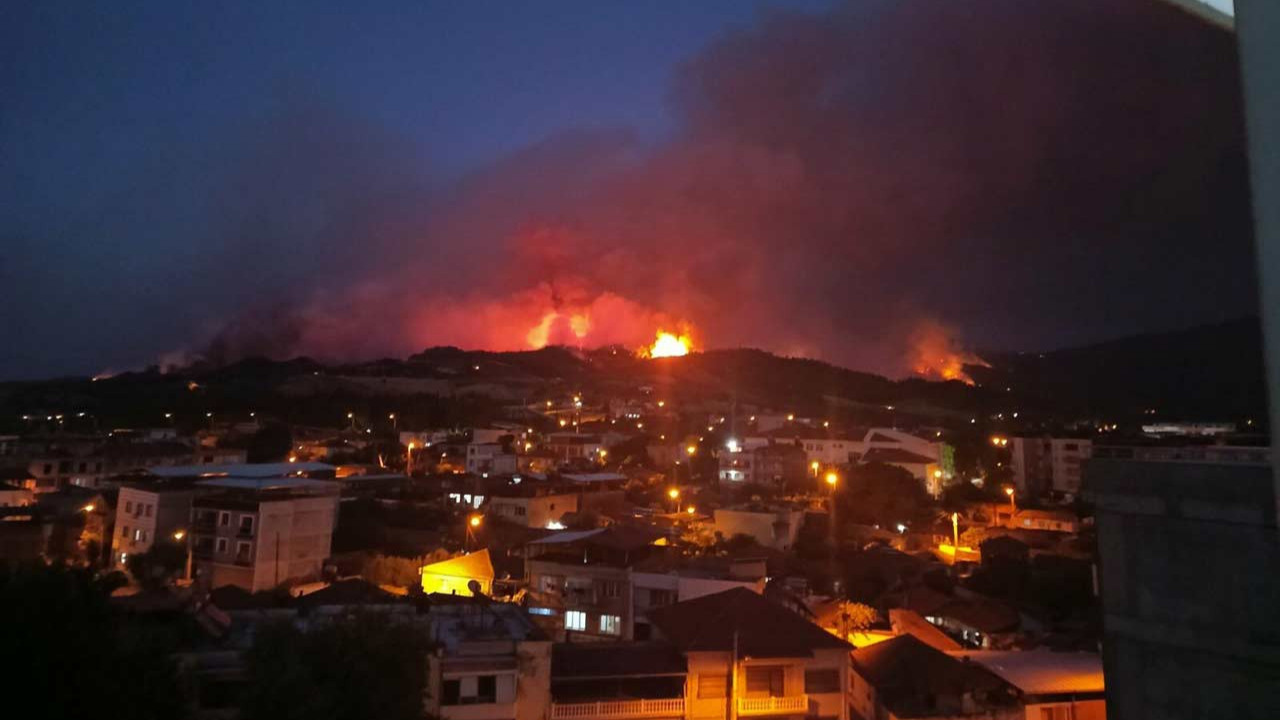 Manisa'nın Kula, Ahmetli ve Akhisar ilçelerinde yangın kontrol altına alınamadı