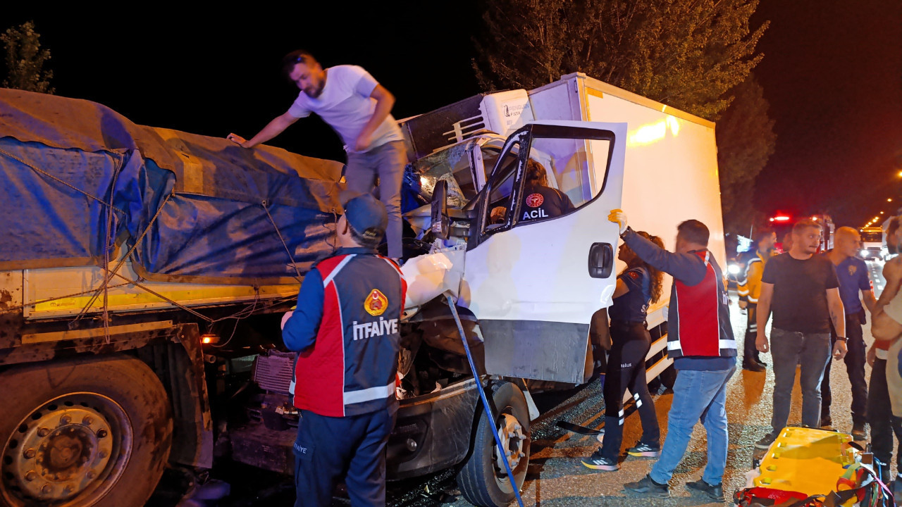 TIR'a çarpan kamyonetteki yolcu öldü