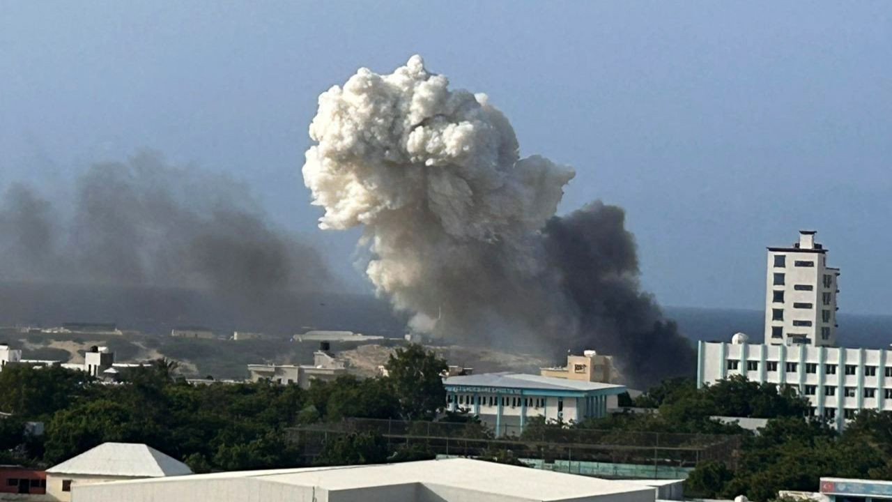 Askeri helikopter havalimanına düştü