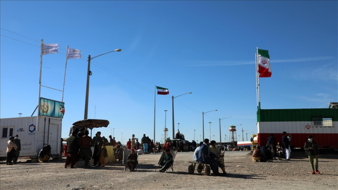 Komşuda casus avı: On binlerce Afgan sınır dışı edildi