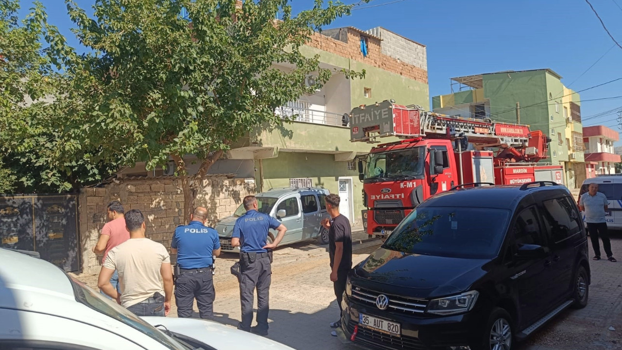 Eşini ve çocuklarını rehin aldı