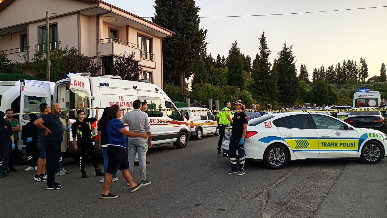 Hastane önünde infaz: Baba ve oğul öldürüldü