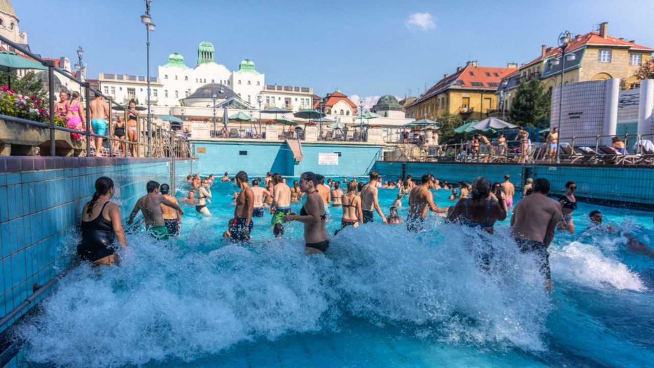 Avrupa şehrinde yabancılara havuz yasağı