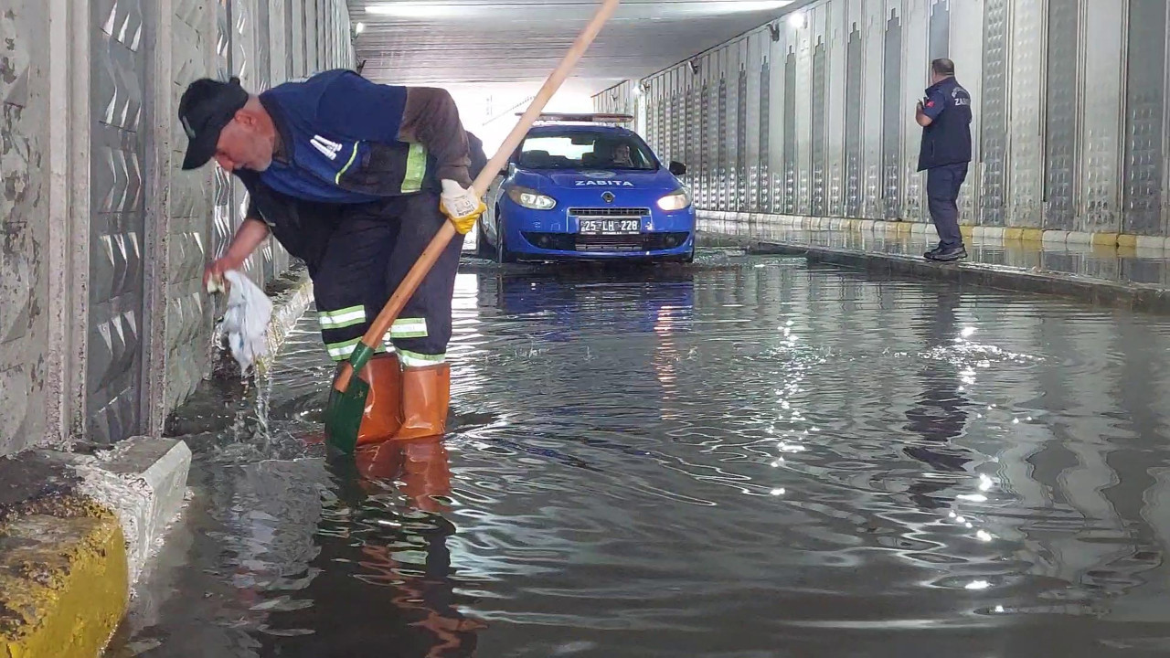 Yarım saatlik sağanak şehri felç etti: Alt geçitler sular altında kaldı