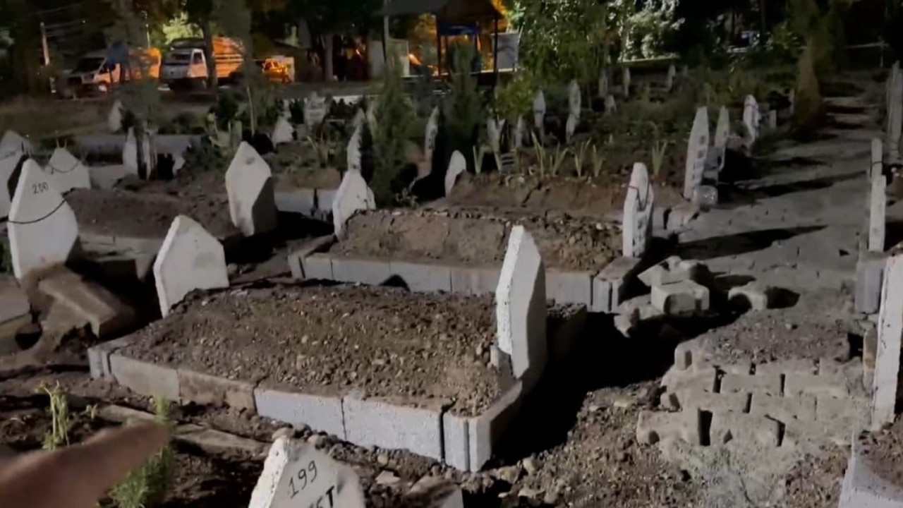 Mezarlıkta nöbet başlattı: 'Bir gecede yerinden çıkardılar'