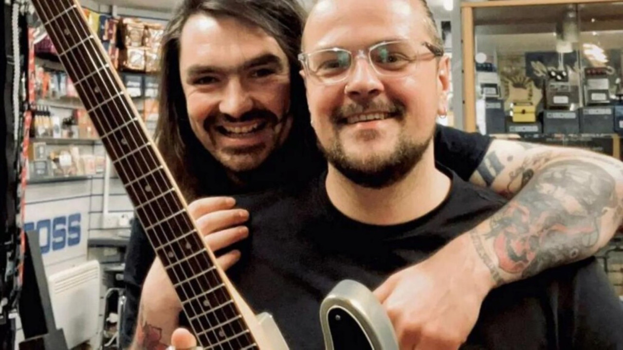 Ölen babasının küllerini gitarına işletti