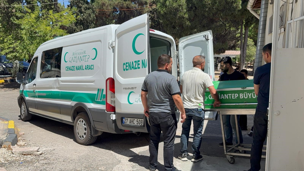 TIR, traktörü ezdi: 1 ölü