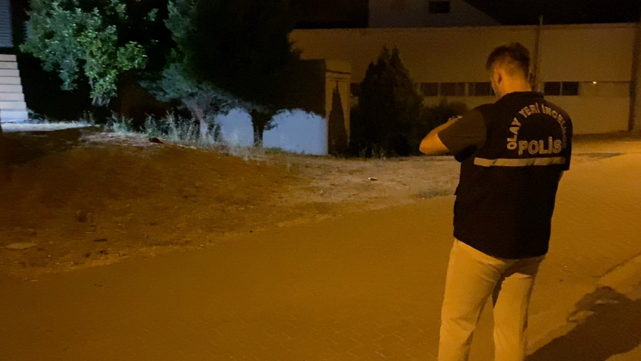 Yol kenarında otururken tüfekle vuruldu