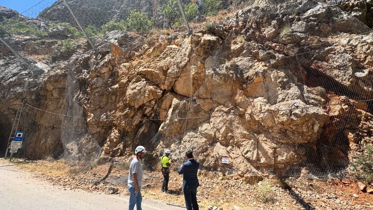 Dünyanın en zorlu yollarından biri... Kayalar düşünce ulaşıma kapandı