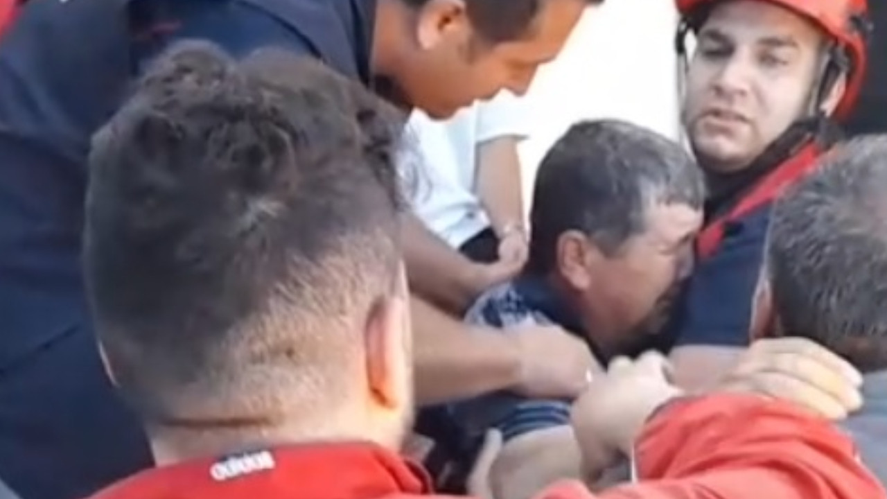 Düştüğü kuyudan kendisini kurtaran itfaiye personeline sarılıp ağladı