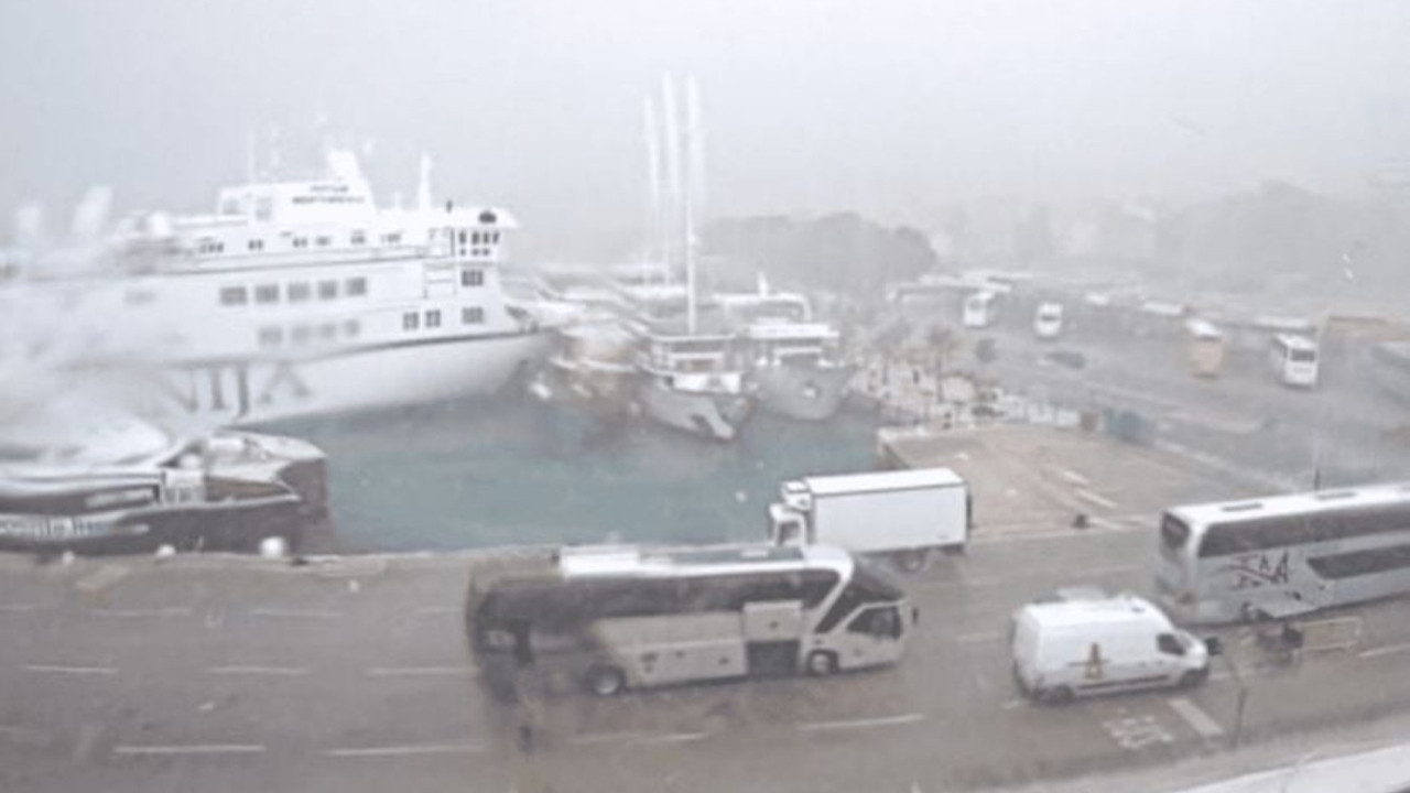 Fırtınada feribotla çarpışan gemi battı