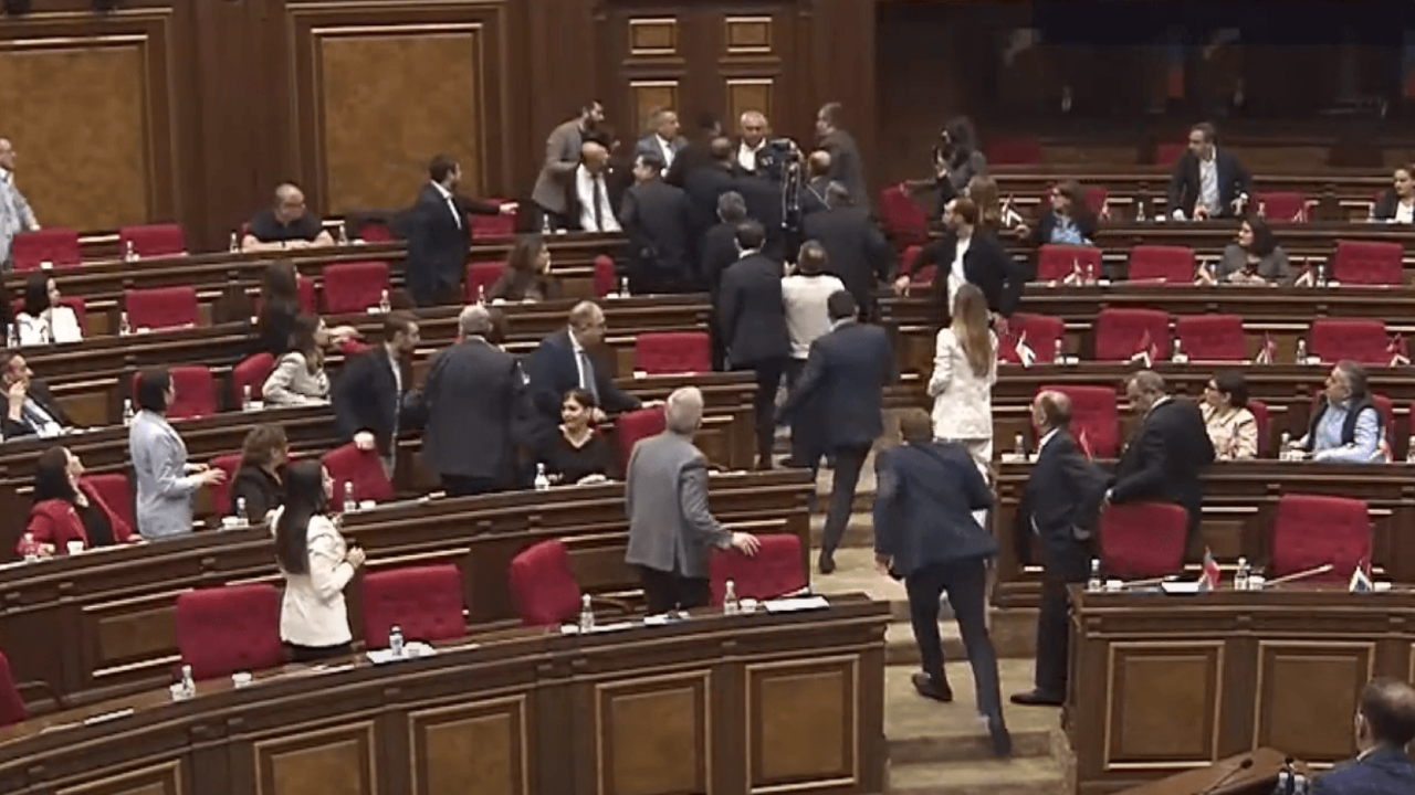 Komşuda kriz: Parlamentoda tekme ve yumruklu kavga