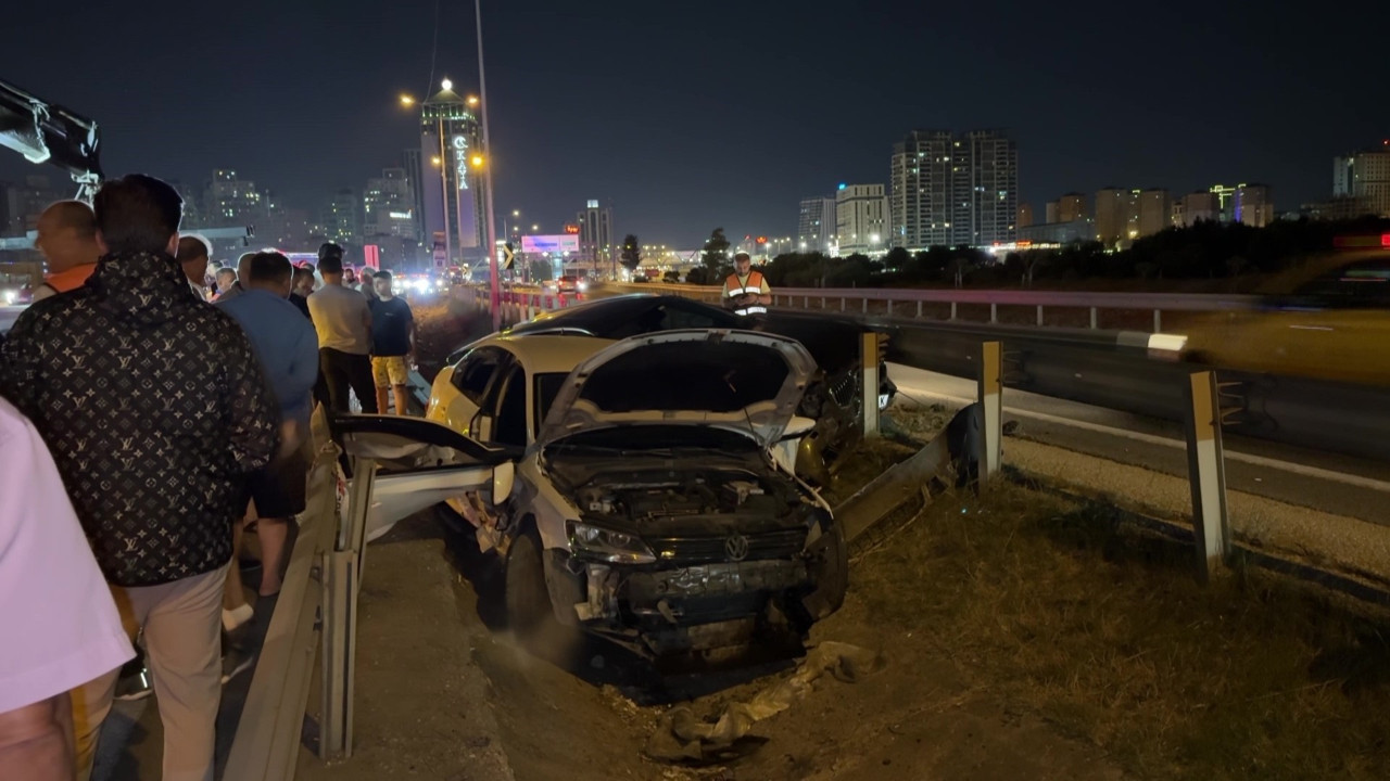 Trafikte 'makas' terörü: İki araç yol boşluğuna uçtu