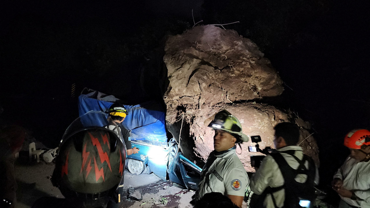 Depremler sonrası dev kayalar yola düştü