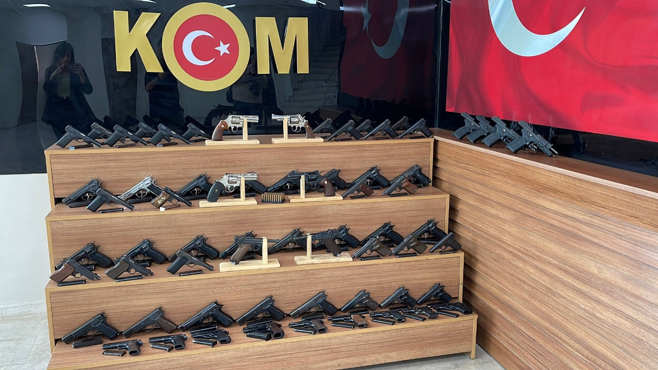 Durdurulan otomobilden çuval dolusu silah çıktı