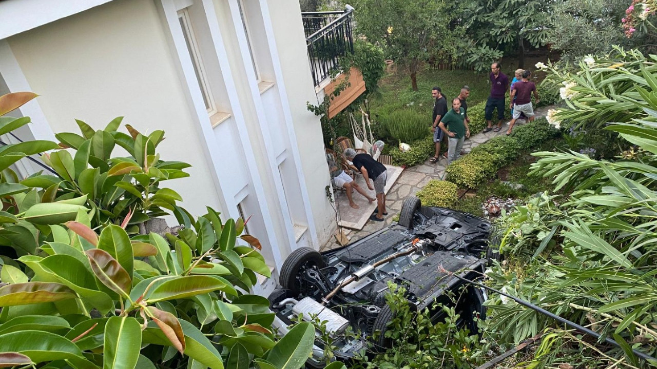 Otomobil istinat duvarından düştü: Ölü ve yaralılar var