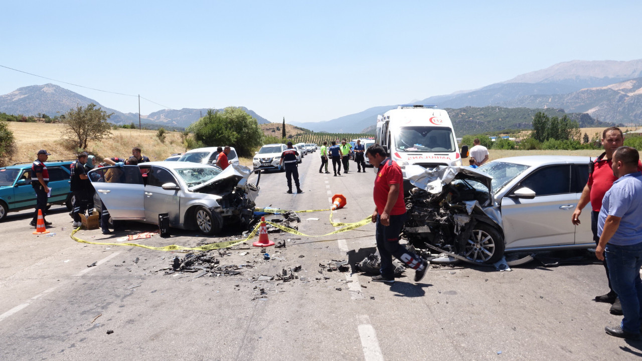 İki araç çarpıştı: 1 ölü, 9 yaralı