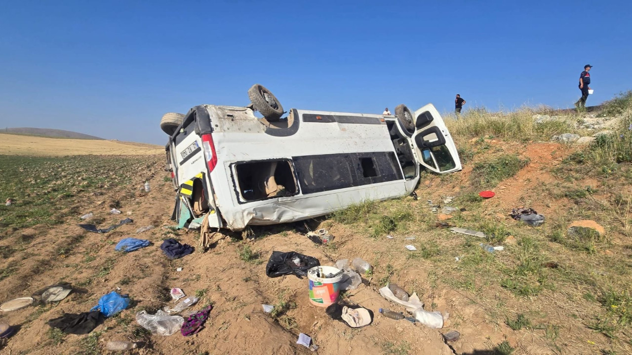 Tarla yolunda can pazarı: Minibüs şarampole devrildi, 15 işçi yaralı