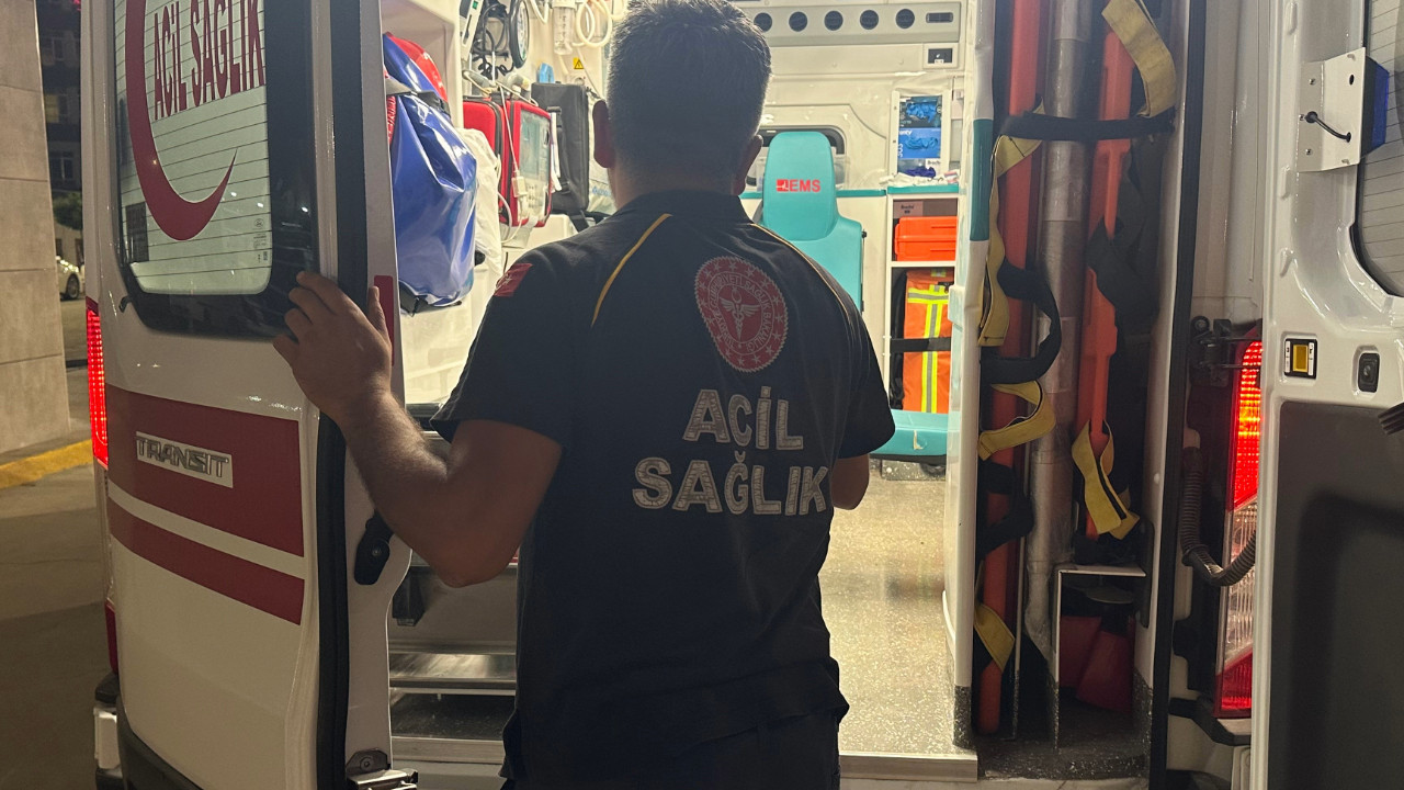 Eli bıçaklı genci polis biber gazlıyla durdurdu