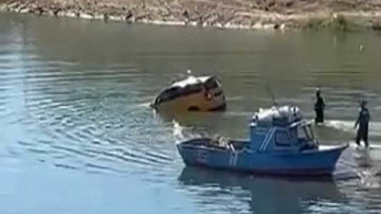 El frenini çeken çocuk araçla suya düştü: Vatandaşlar kurtardı