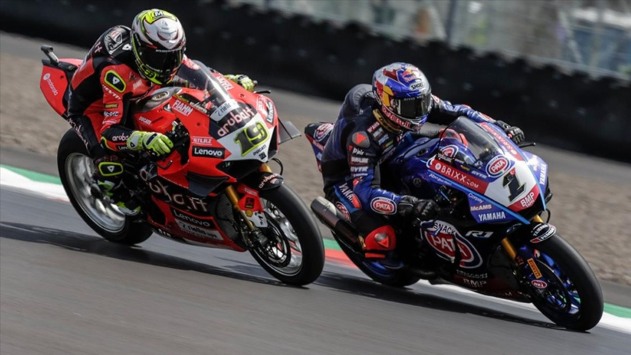 Toprak Razgatlıoğlu, İngiltere'de hat-trick yaptı