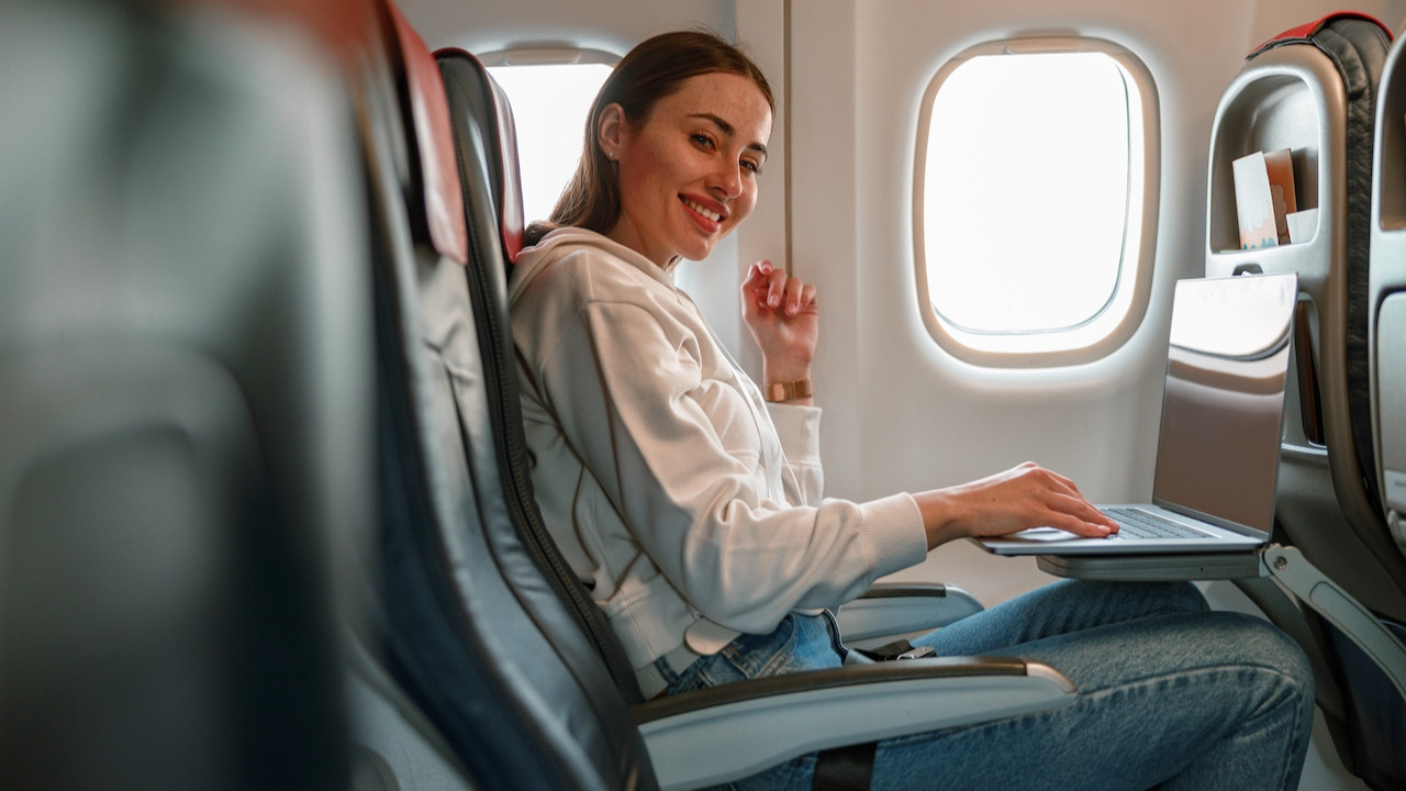 Genç hemşire para kazanmak için her hafta ülke değiştiriyor