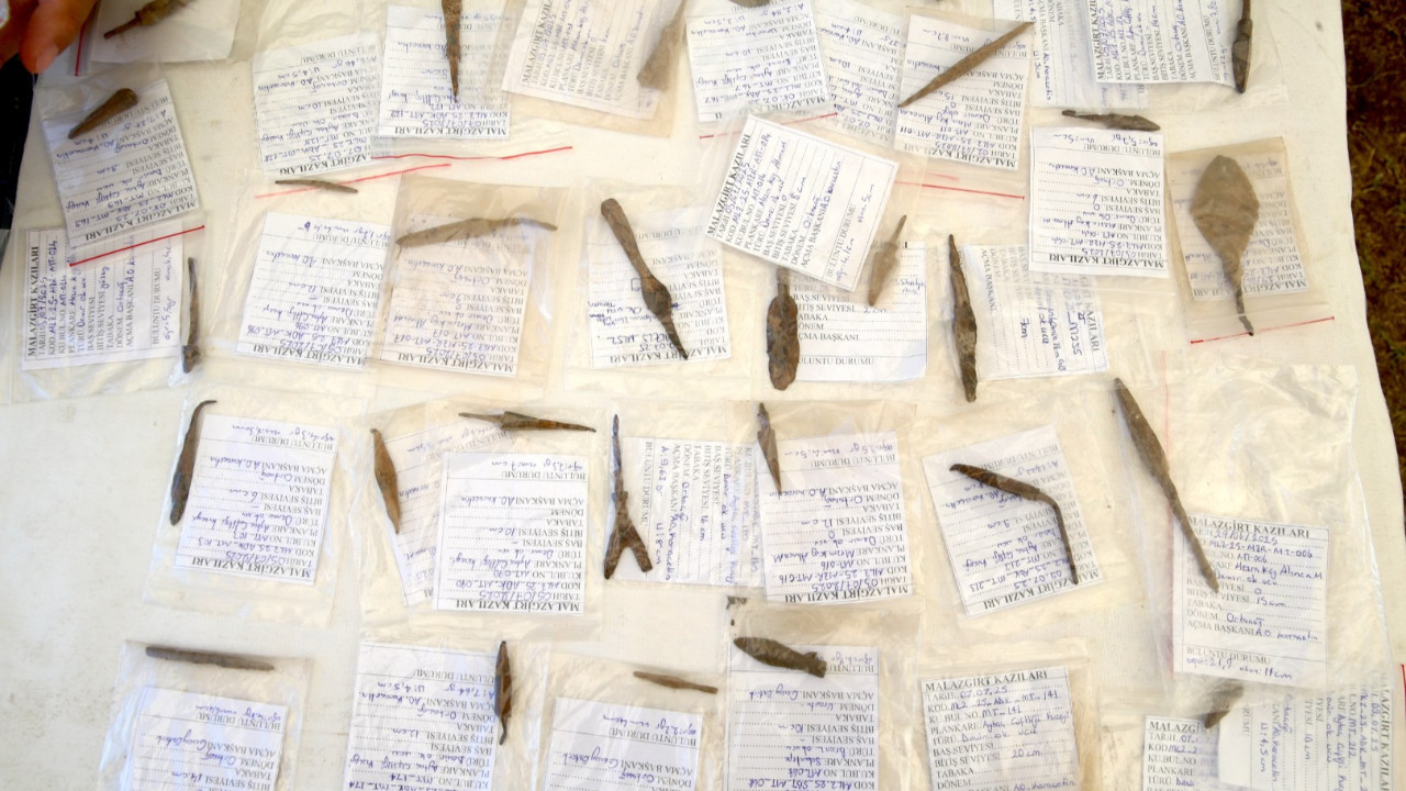 Malazgirt Savaşı'nın izleri gün yüzüne çıkıyor: 200'e yakın tarihi obje bulundu