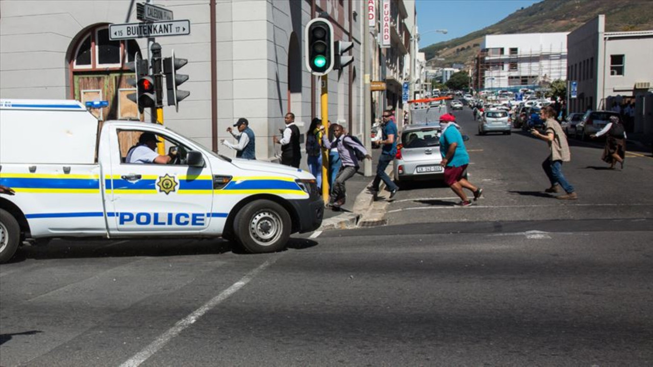 Ülkenin Polis Bakanı, suç örgütleriyle bağlantılı çıktı