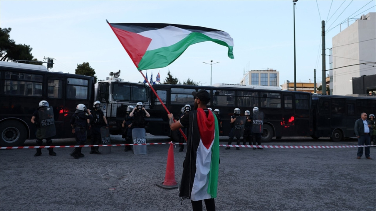 Yunanlar, İsrail'e askeri sevkiyata karşı sokakta