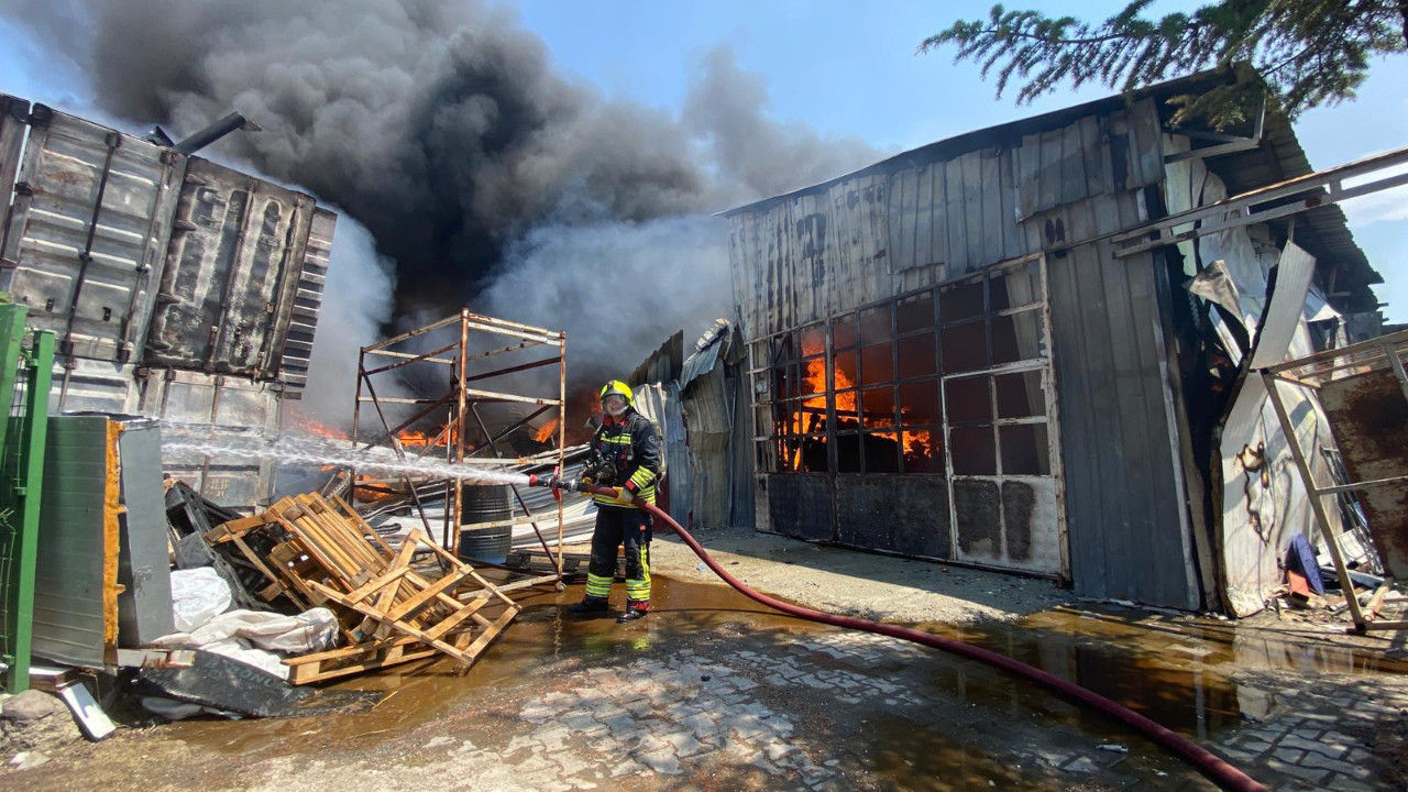 Bolu'da fabrika yangını: Kentin farklı noktalarından görülüyor