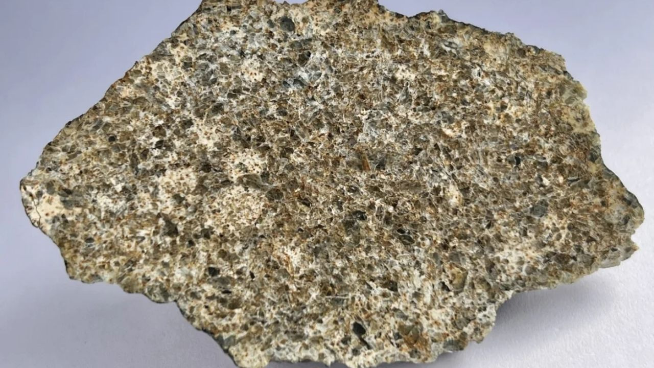 Çölde iki gök taşı bulundu, geldikleri yer tartışma yarattı