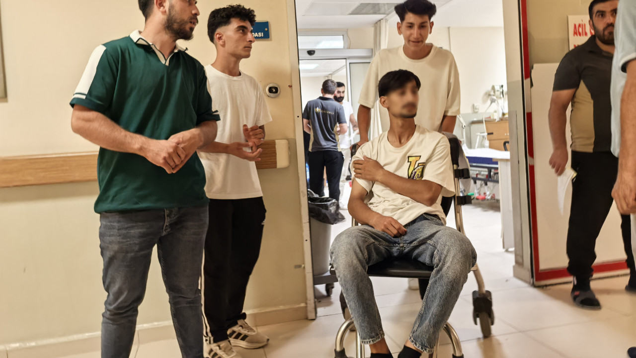 Sokak düğününde kurusıkı tabancadan açılan ateşle yaralandı