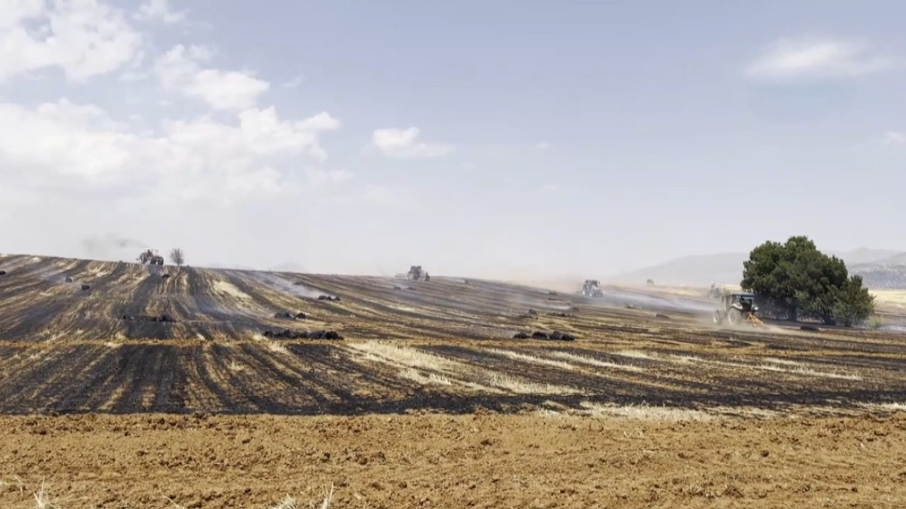 Balya makinesinden başladı, 100 dönüm araziyi kül etti